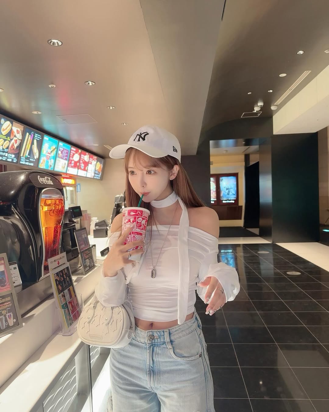 【正妹】三上悠亚电影院美照，自然静谧揉合的疗愈故事！