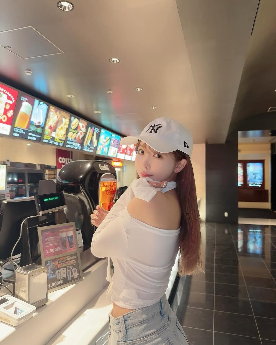 【正妹】三上悠亚电影院美照，自然静谧揉合的疗愈故事！