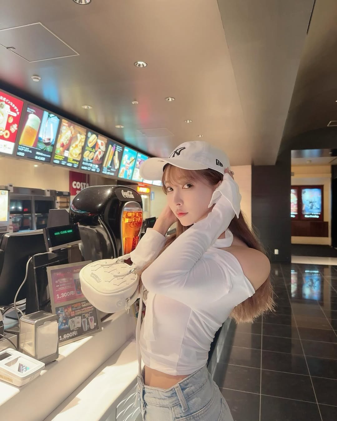 【正妹】三上悠亚电影院美照，自然静谧揉合的疗愈故事！