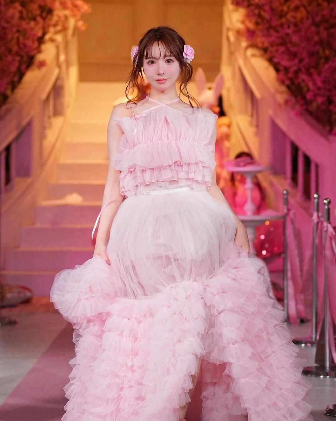 【正妹】三上悠亚粉色连衣裙主持司仪，镜头前那道明媚的风景！