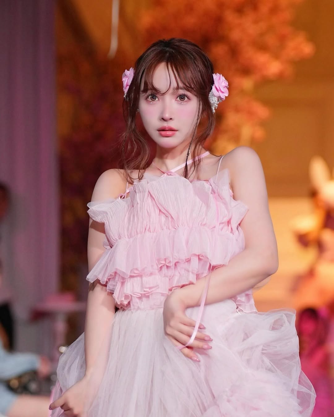 【正妹】三上悠亚粉色连衣裙主持司仪，镜头前那道明媚的风景！