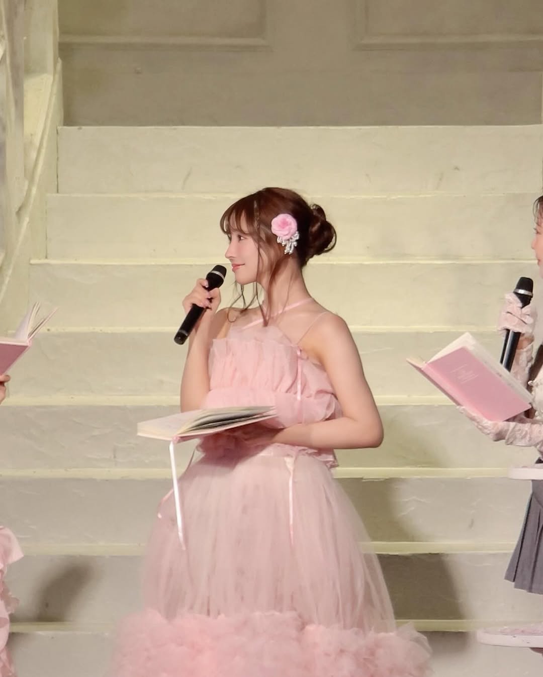 【正妹】三上悠亚粉色连衣裙主持司仪，镜头前那道明媚的风景！
