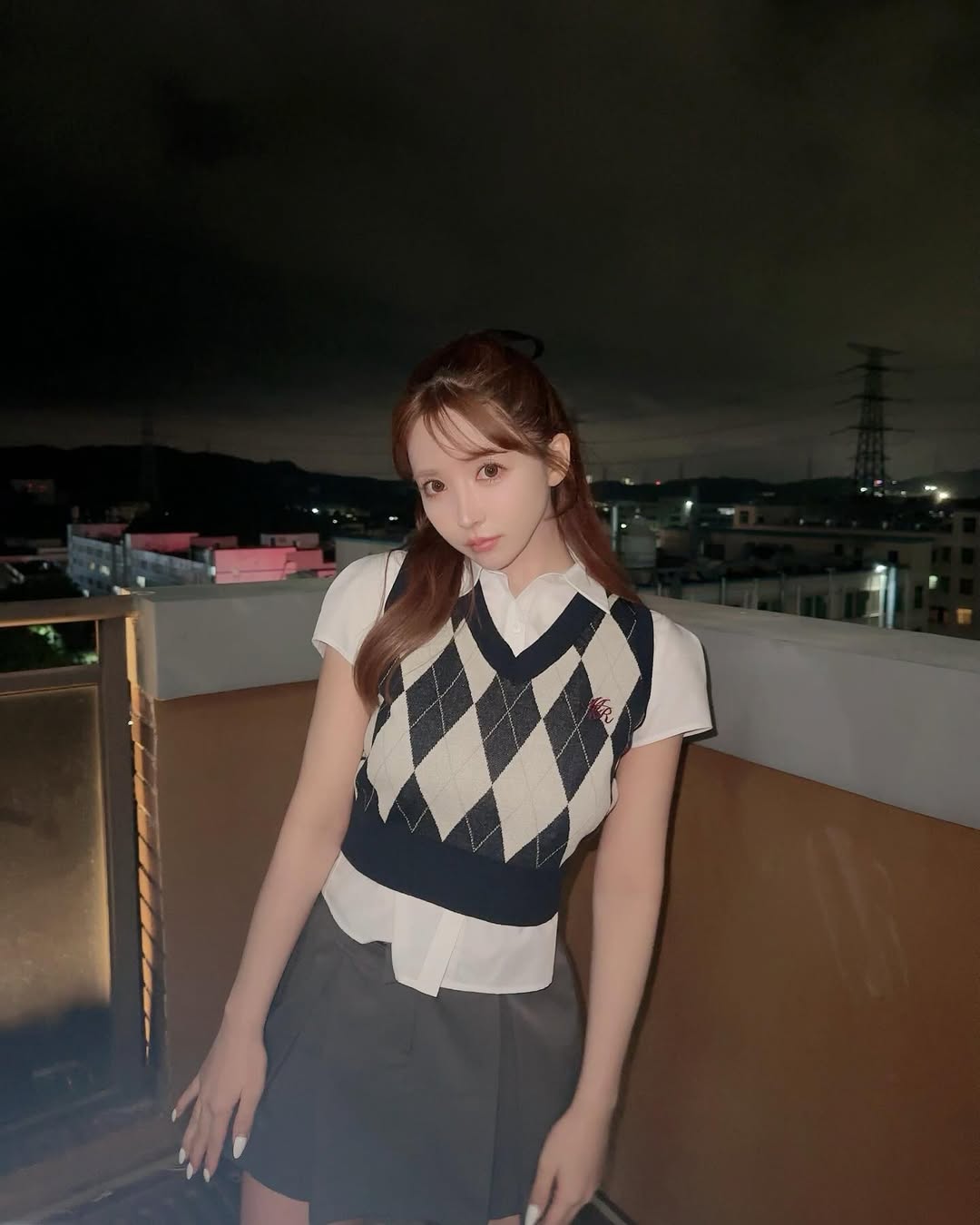 【正妹】三上悠亚短袖衬衫和背心套装，她的笑容有着天然的亲和力！