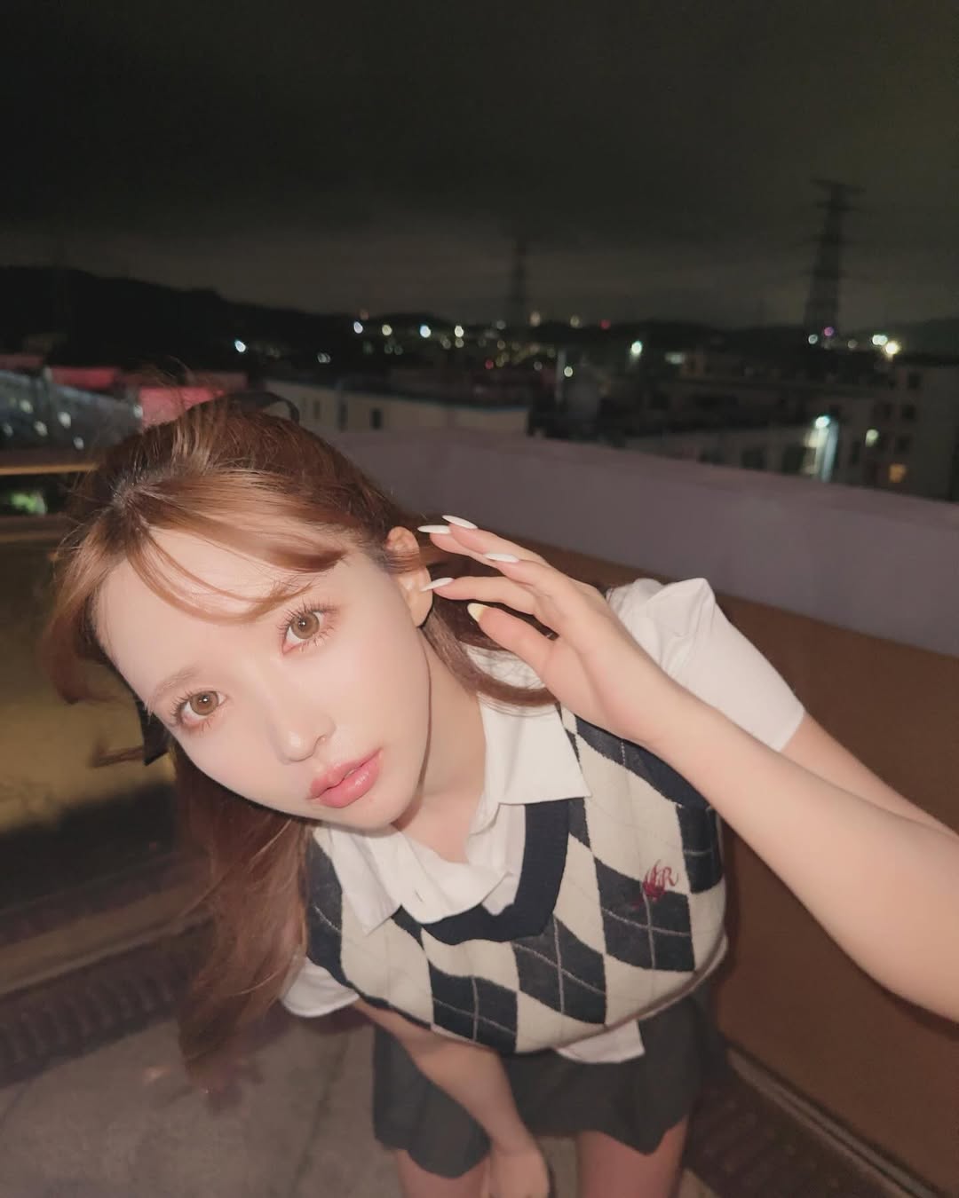 【正妹】三上悠亚短袖衬衫和背心套装，她的笑容有着天然的亲和力！