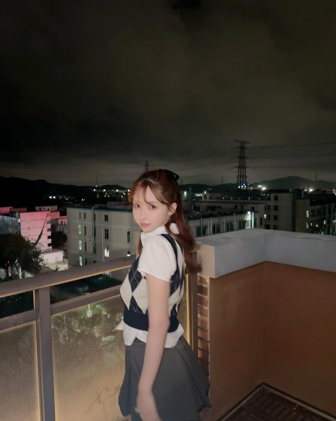 【正妹】三上悠亚短袖衬衫和背心套装，她的笑容有着天然的亲和力！