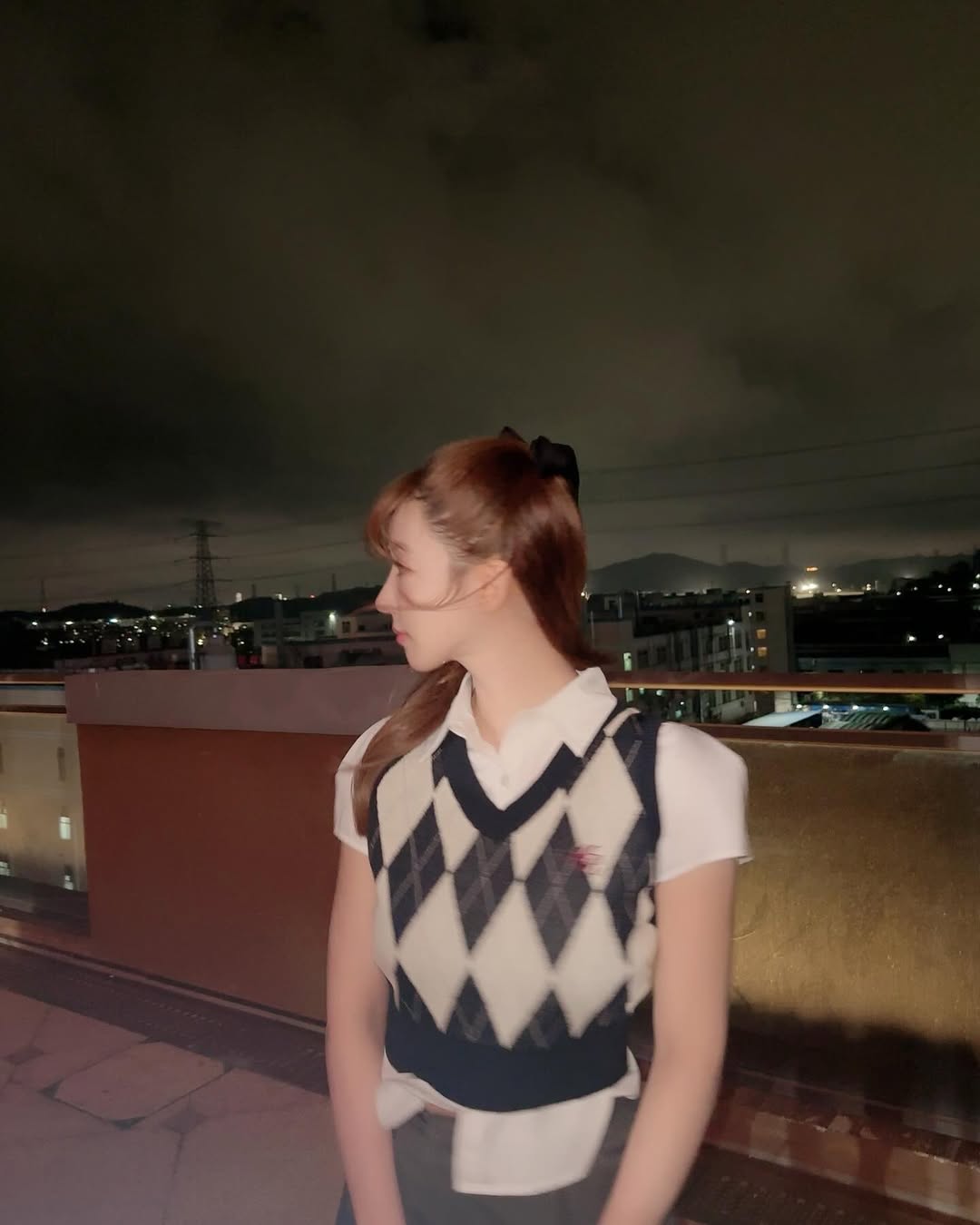 【正妹】三上悠亚短袖衬衫和背心套装,她的笑容有着天然的亲和力!