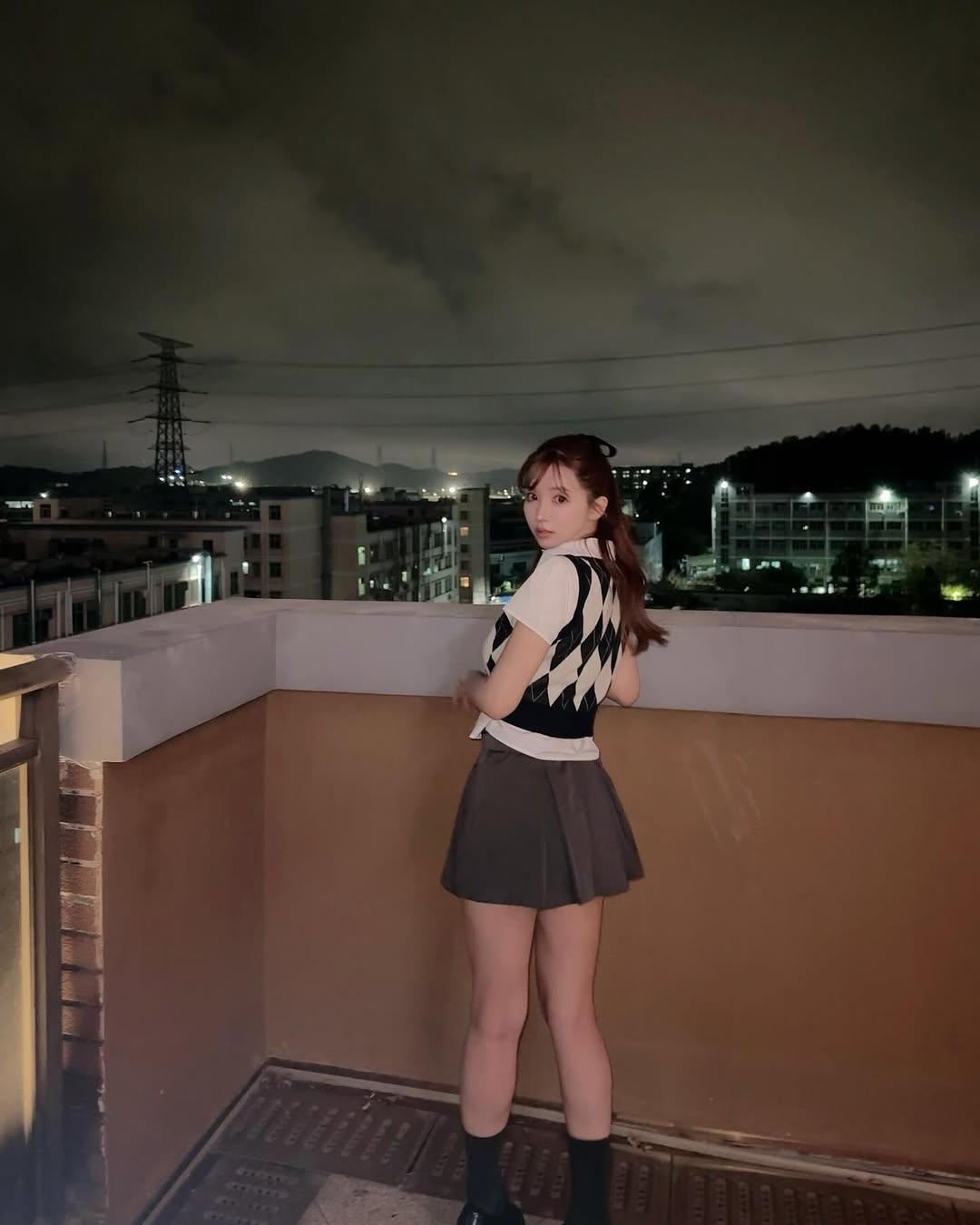 【正妹】三上悠亚短袖衬衫和背心套装，她的笑容有着天然的亲和力！