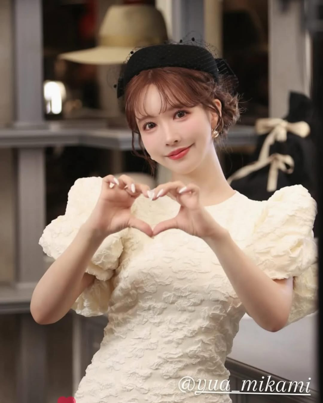 【正妹】三上悠亚帽子搭配公主范美照，柔和与眼神中的一抹俏皮！