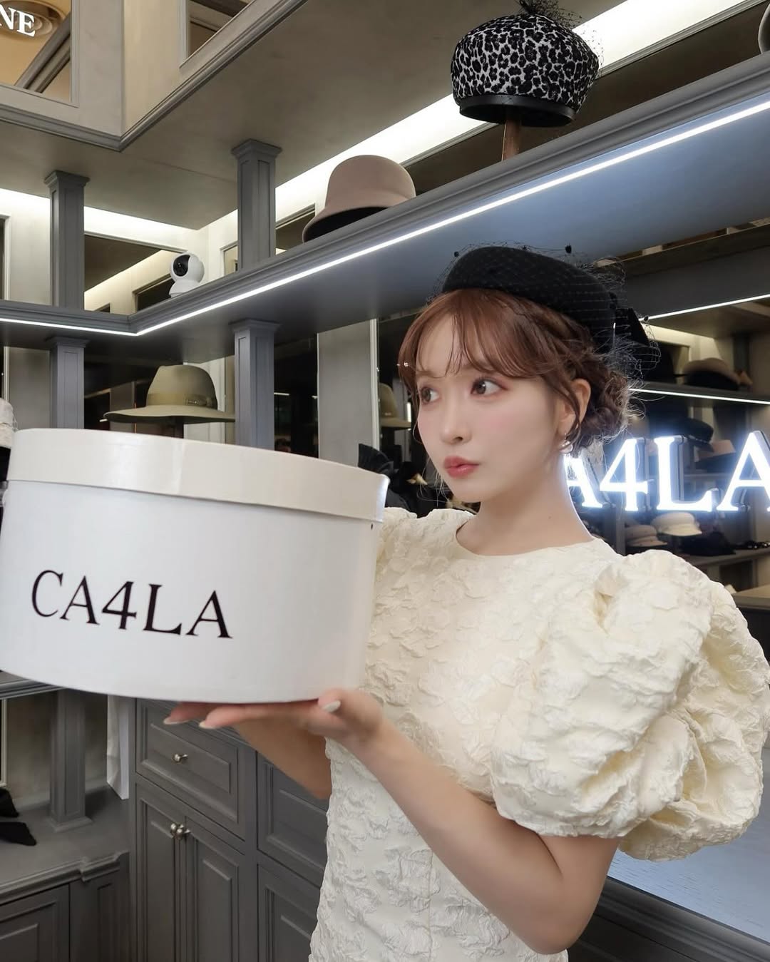 【正妹】三上悠亚帽子搭配公主范美照，柔和与眼神中的一抹俏皮！