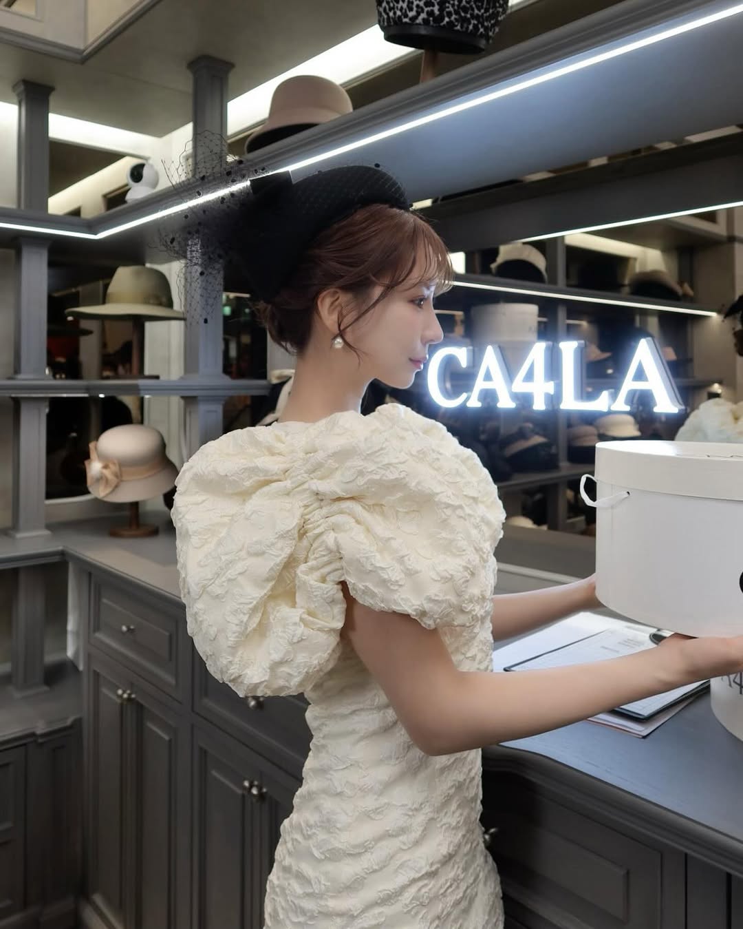 【正妹】三上悠亚帽子搭配公主范美照，柔和与眼神中的一抹俏皮！