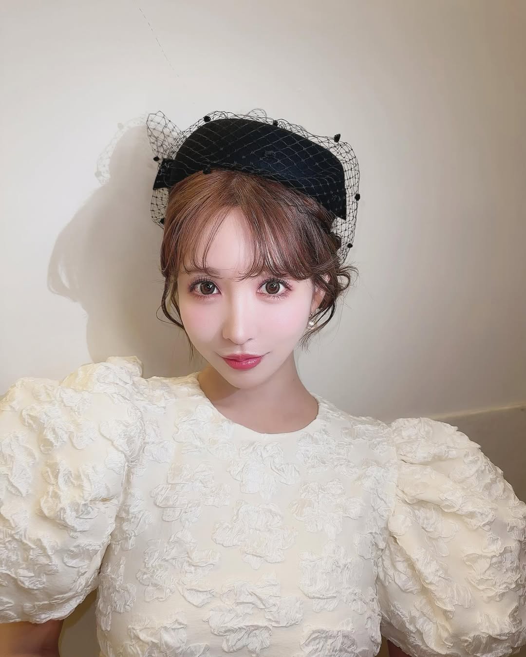 【正妹】三上悠亚帽子搭配公主范美照，柔和与眼神中的一抹俏皮！