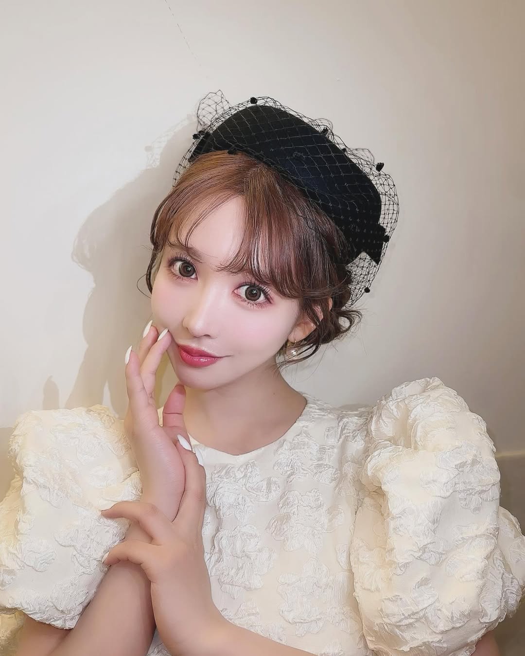 【正妹】三上悠亚帽子搭配公主范美照，柔和与眼神中的一抹俏皮！