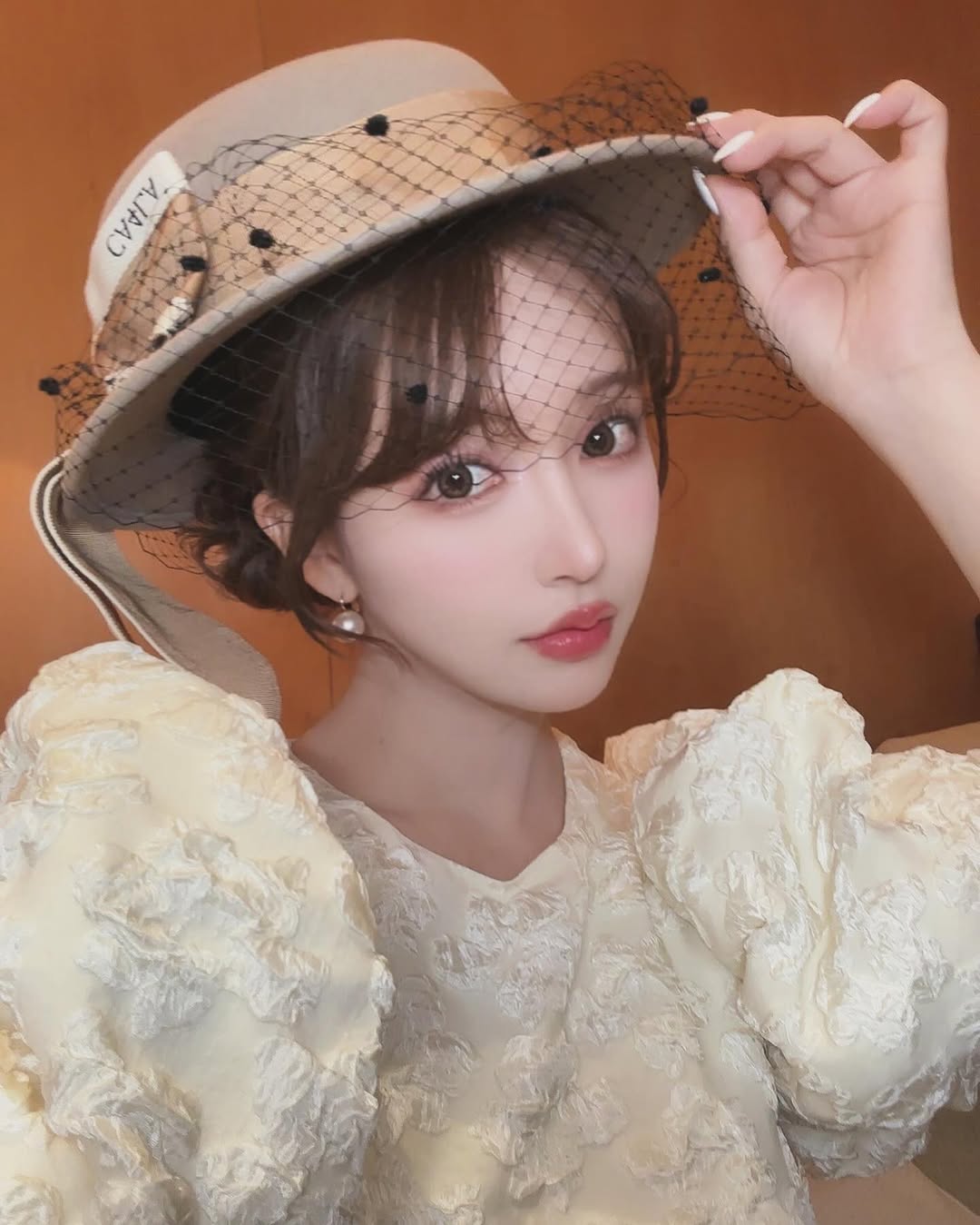 【正妹】三上悠亚帽子搭配公主范美照,柔和与眼神中的一抹俏皮!