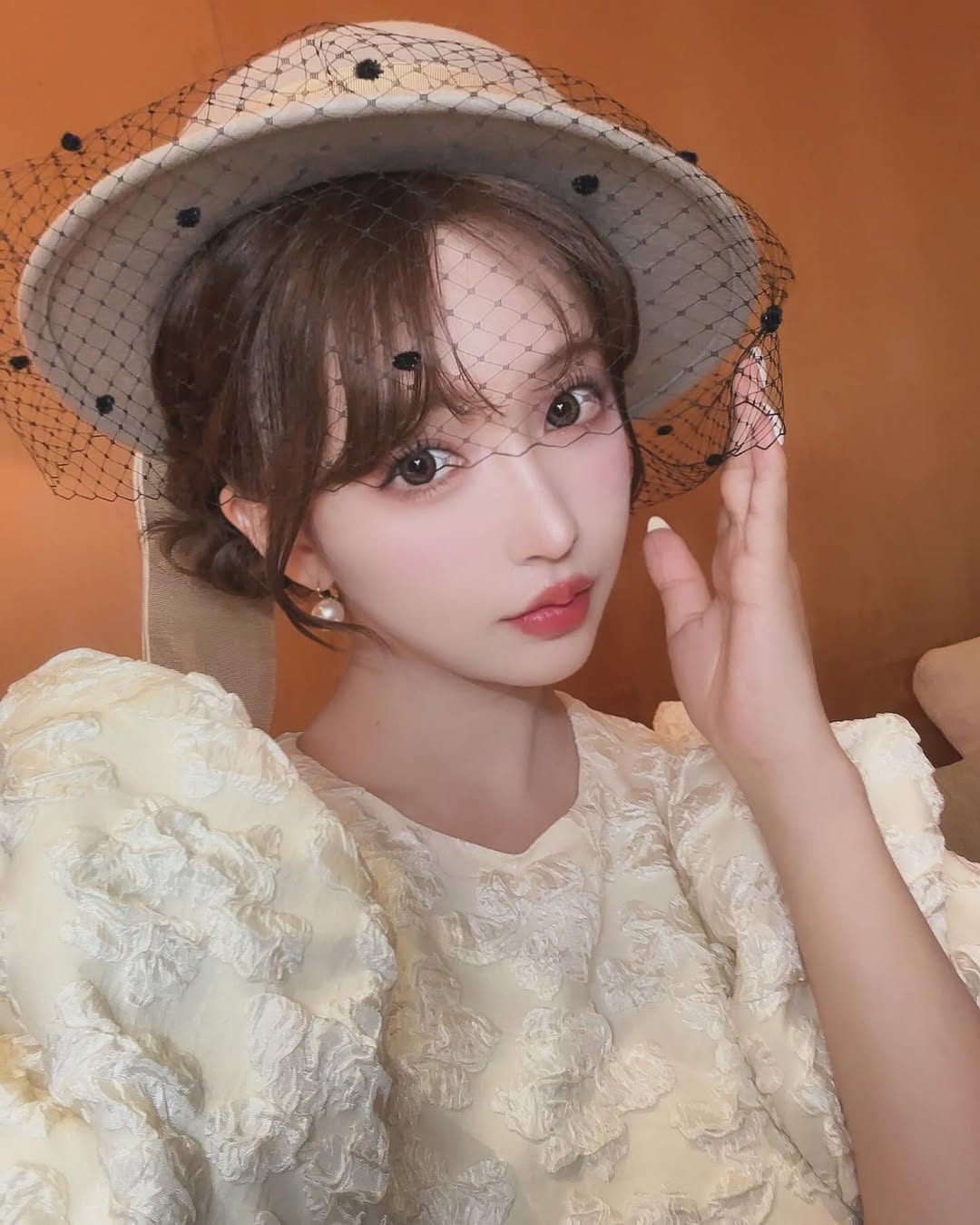 【正妹】三上悠亚帽子搭配公主范美照，柔和与眼神中的一抹俏皮！