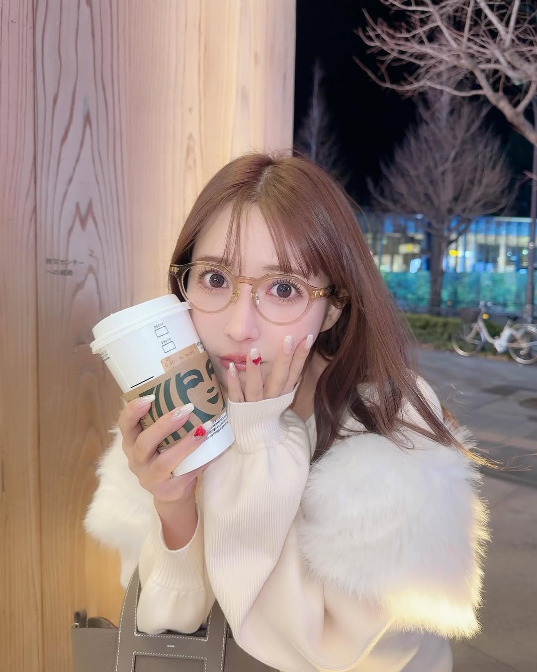 【正妹】三上悠亚冬季一杯咖啡街拍，一种恬静而温柔的气质！