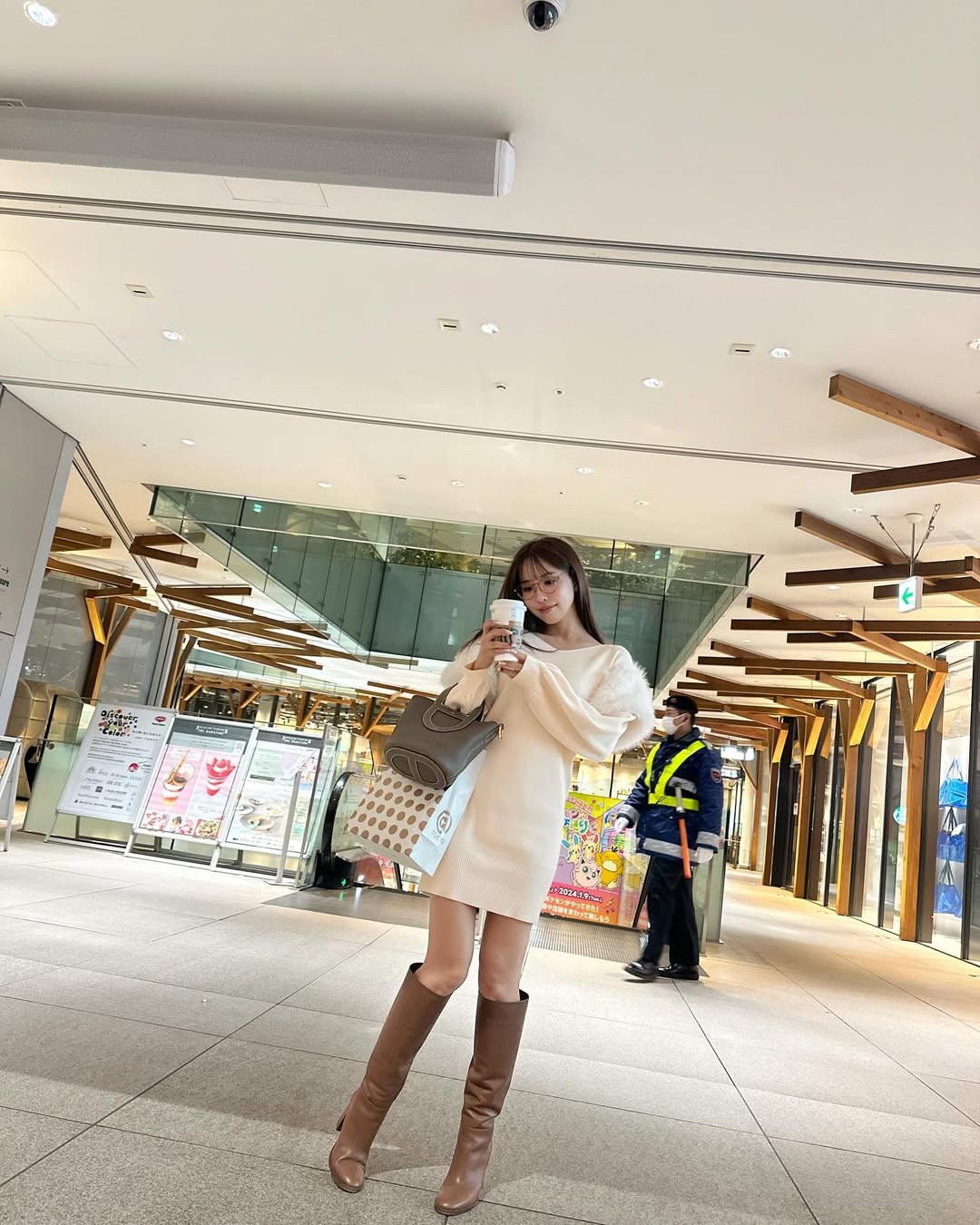 【正妹】三上悠亚冬季一杯咖啡街拍，一种恬静而温柔的气质！