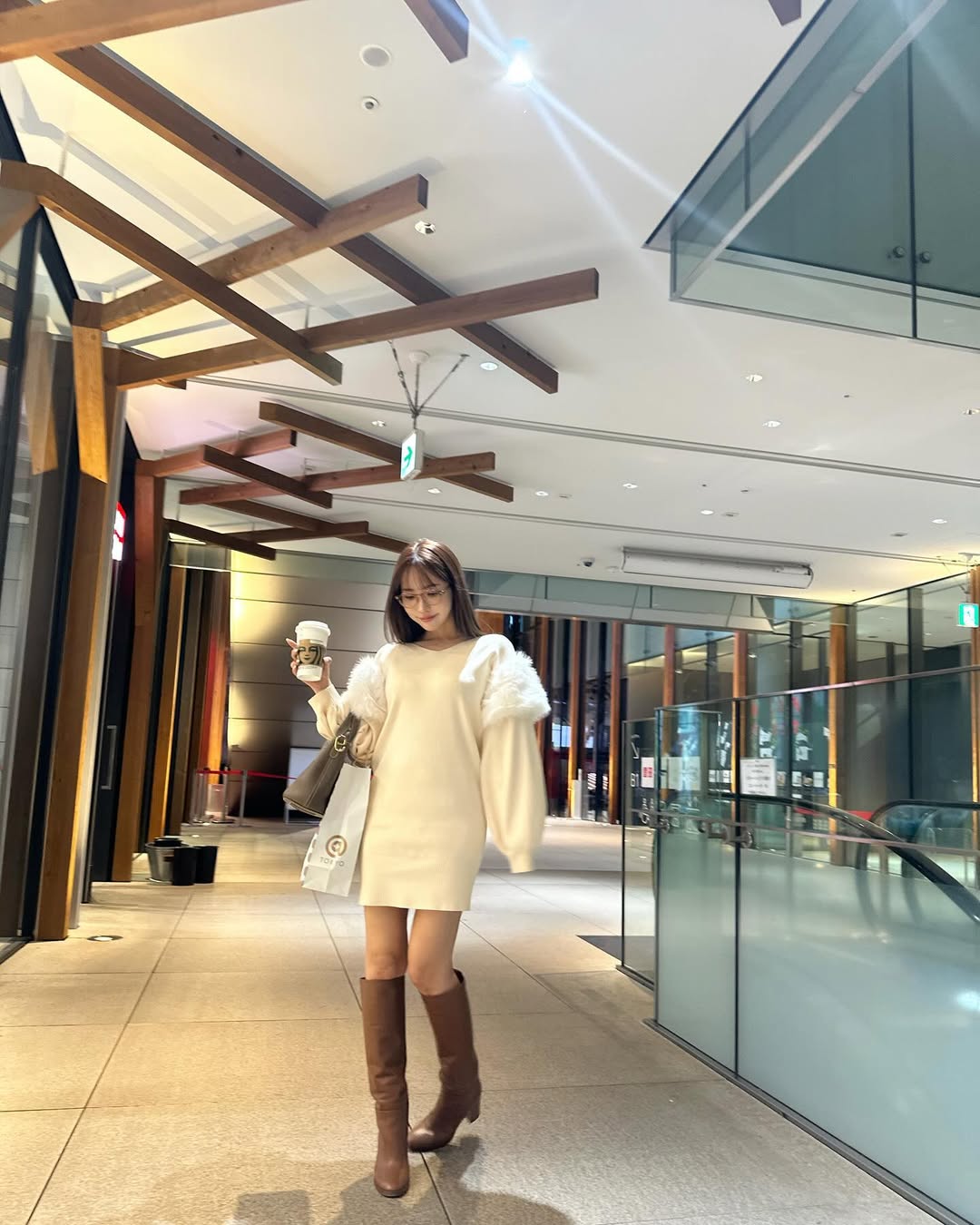 【正妹】三上悠亚冬季一杯咖啡街拍，一种恬静而温柔的气质！