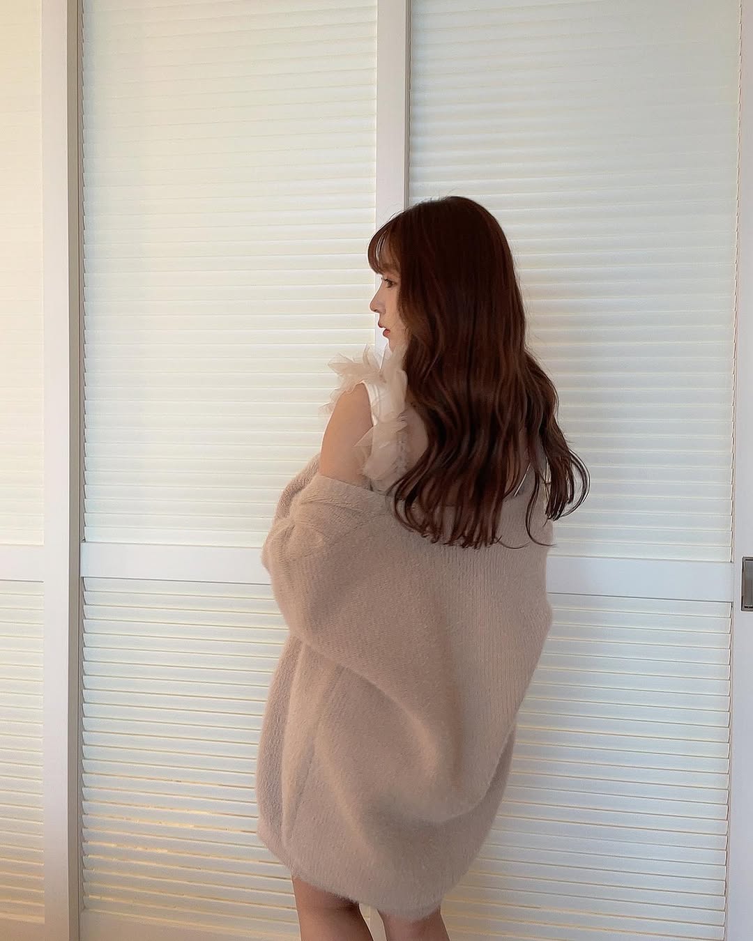 【正妹】三上悠亚白色泳装居家美照，当代对精致与简约的追求！