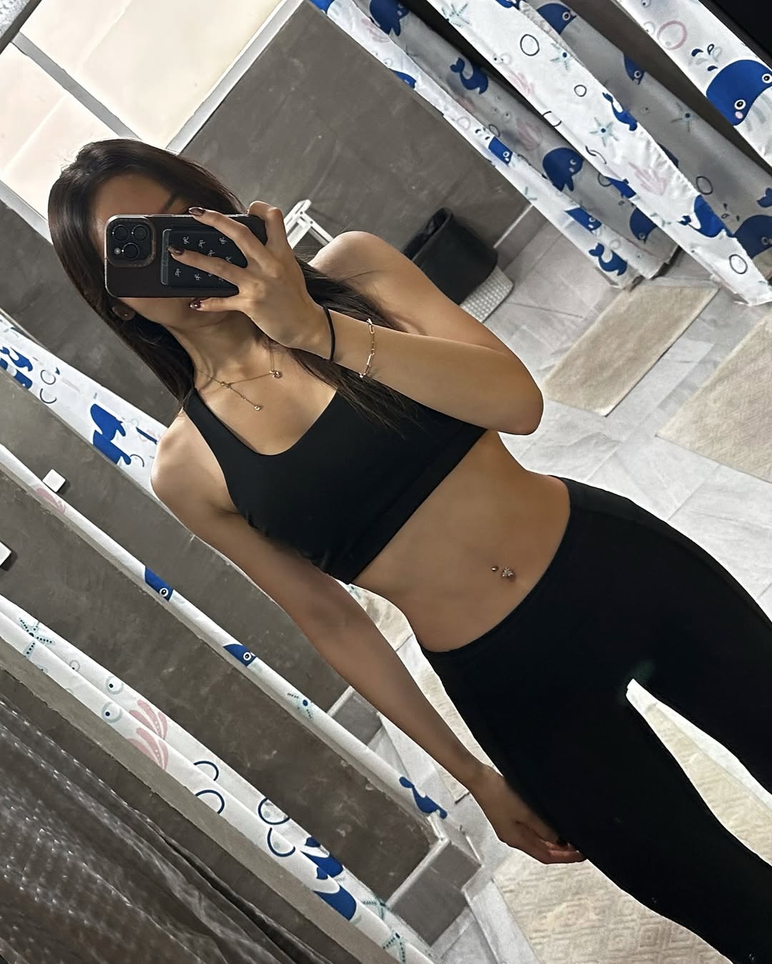 【正妹】kalyanat.ss瑜伽裤健身房自拍，亲近又被微妙地吸引！