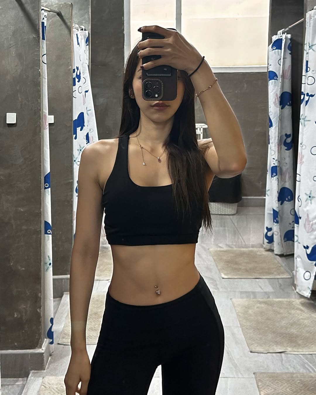 【正妹】kalyanat.ss瑜伽裤健身房自拍，亲近又被微妙地吸引！