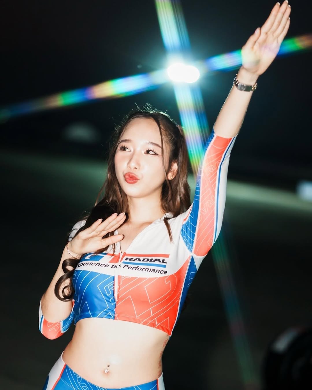 【正妹】kalyanat.ss的美照魅力，紧身赛车服下的清新亮丽！