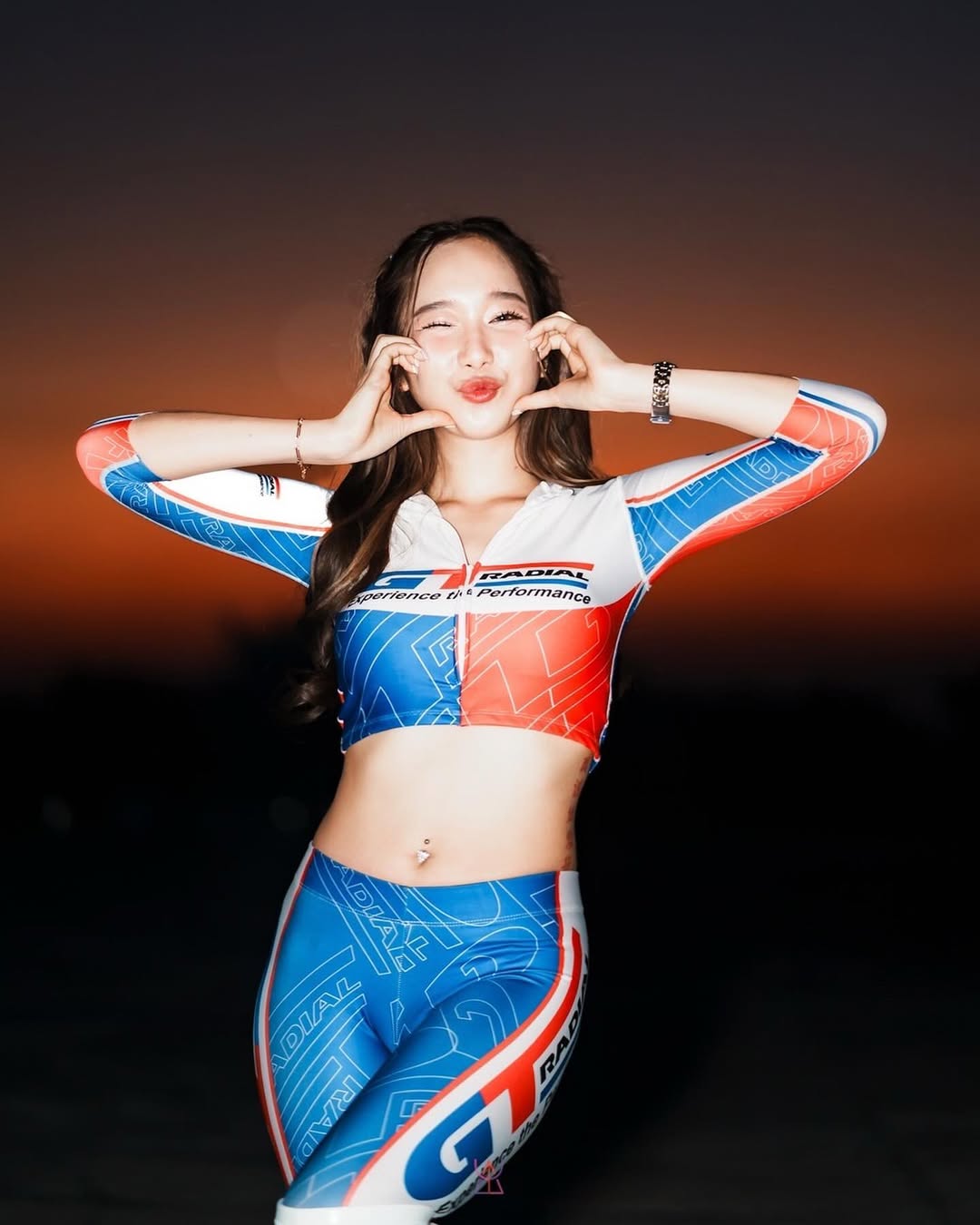 【正妹】kalyanat.ss的美照魅力，紧身赛车服下的清新亮丽！