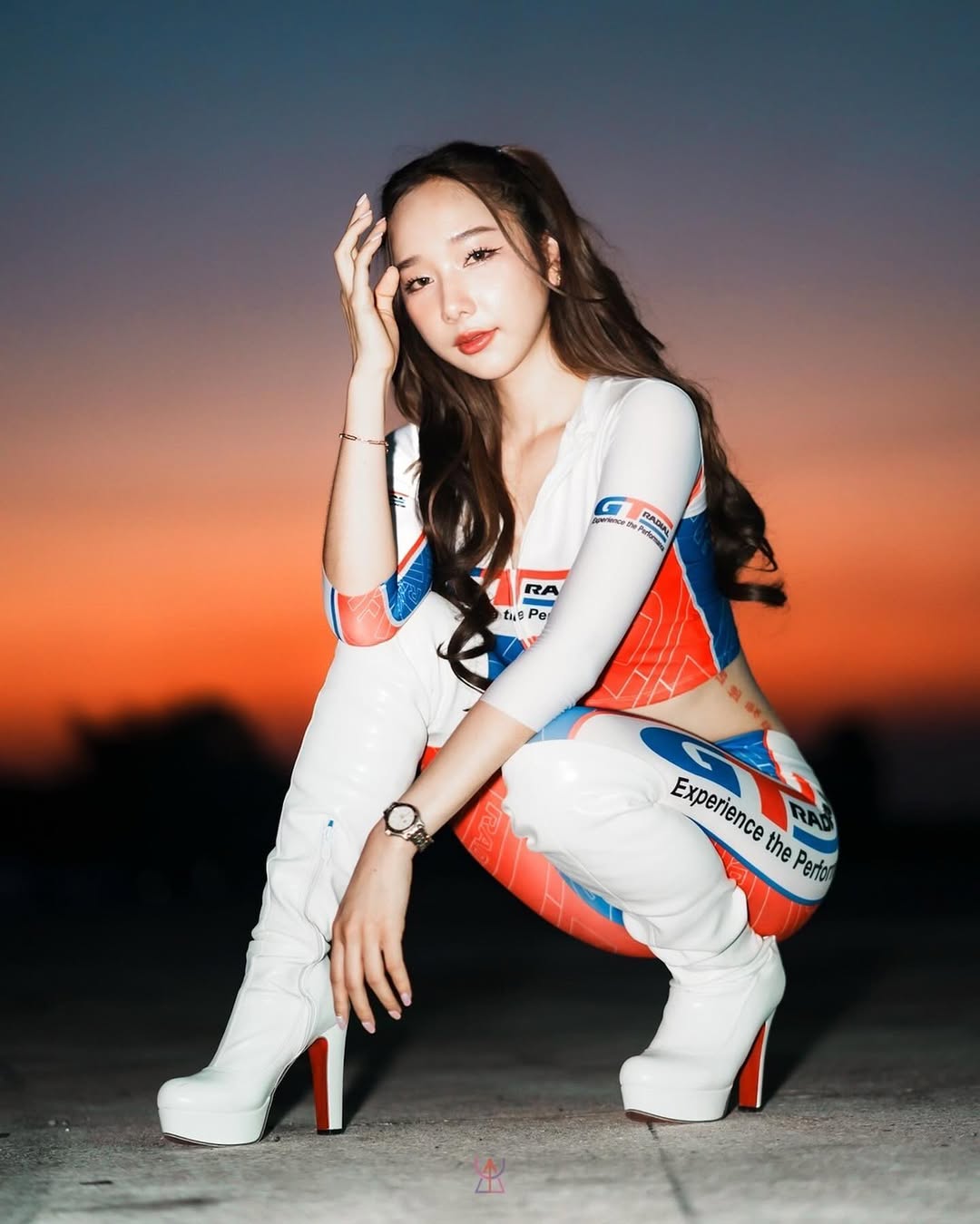 【正妹】kalyanat.ss的美照魅力，紧身赛车服下的清新亮丽！