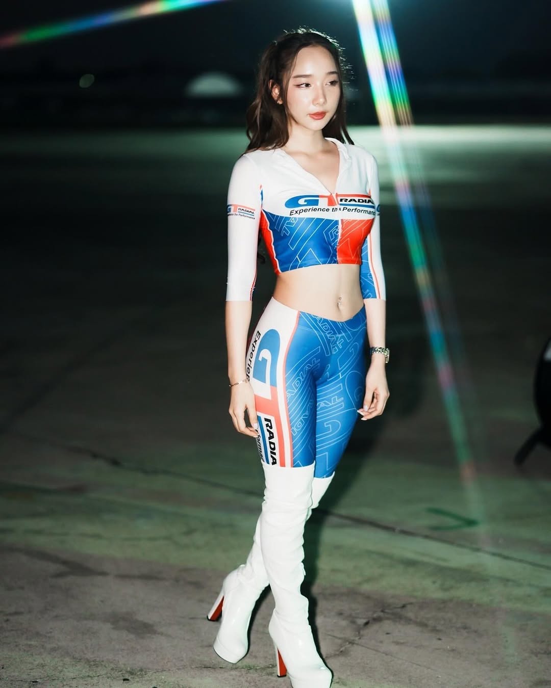 【正妹】kalyanat.ss的美照魅力，紧身赛车服下的清新亮丽！