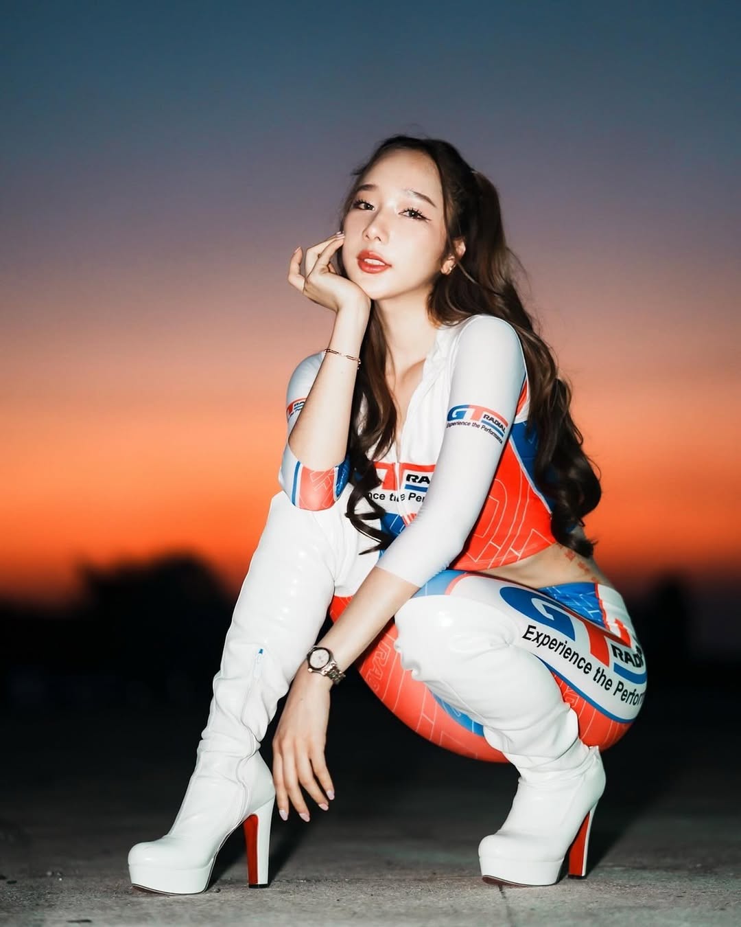 【正妹】kalyanat.ss的美照魅力，紧身赛车服下的清新亮丽！