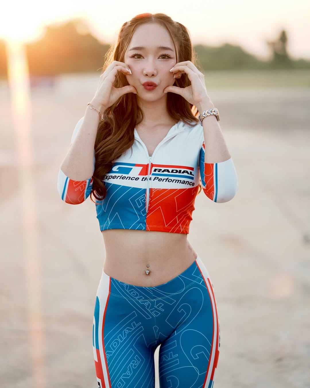 【正妹】kalyanat.ss紧身赛车服赛车场，一种光影与姿态的完美契合！