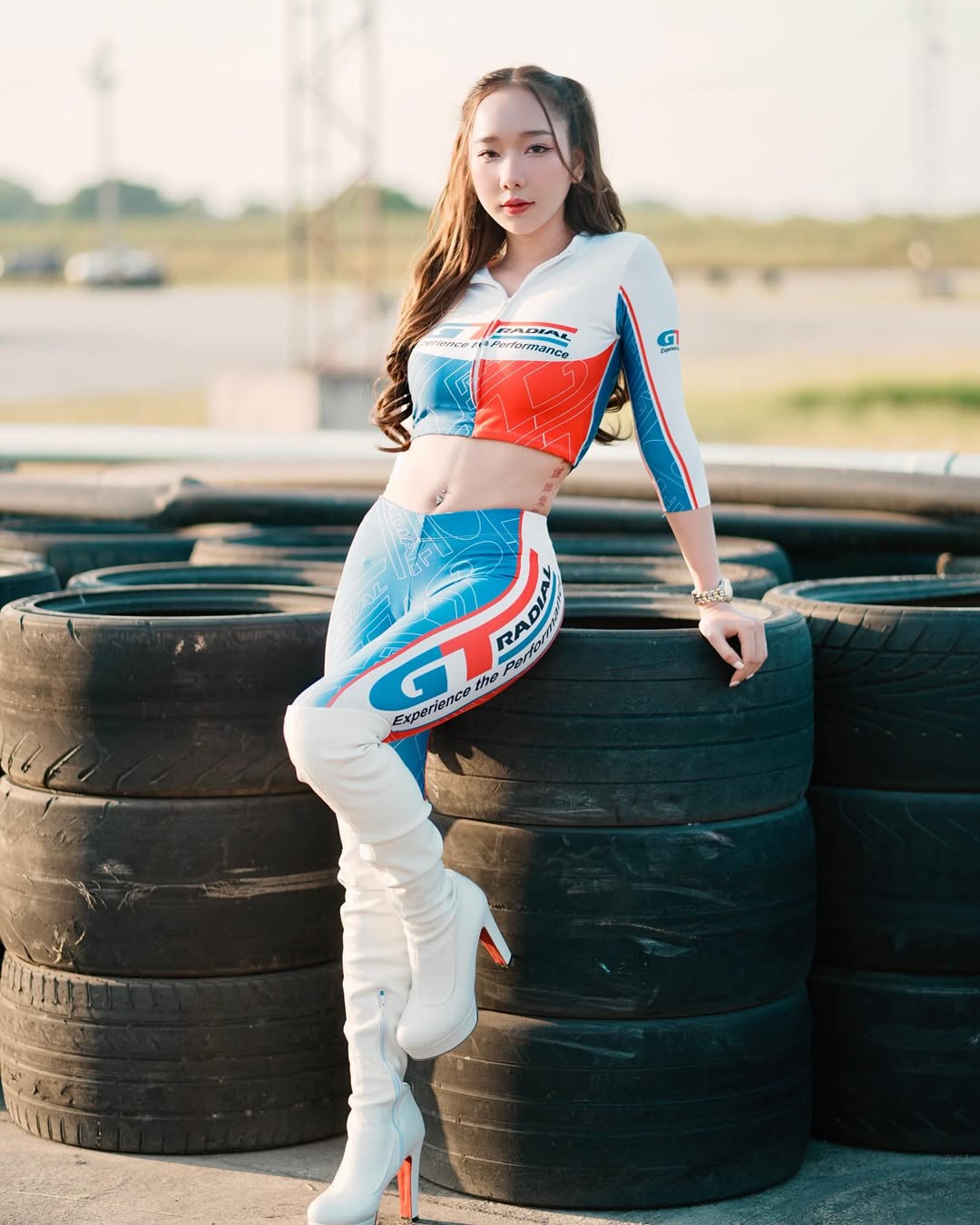 【正妹】kalyanat.ss紧身赛车服赛车场，一种光影与姿态的完美契合！