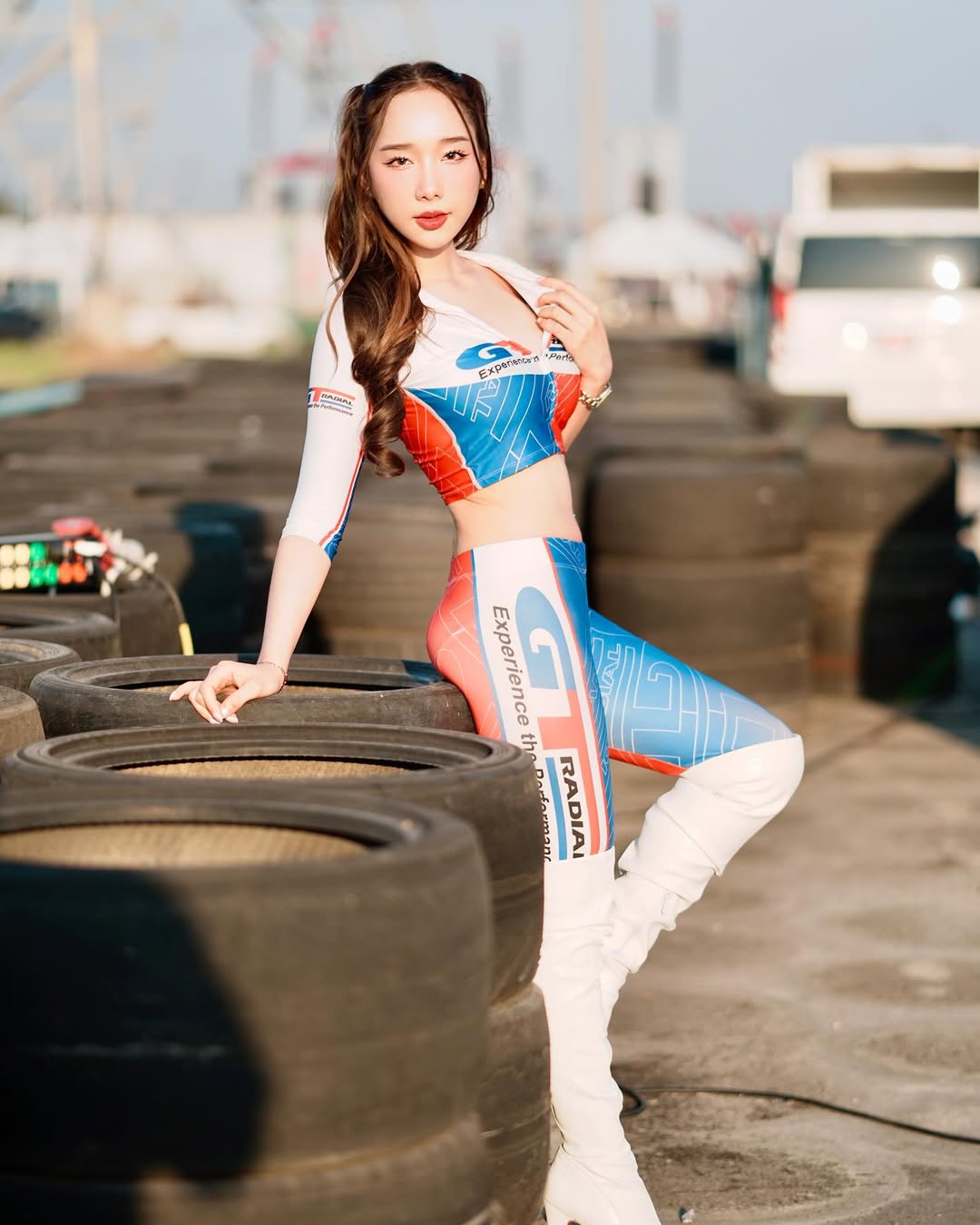 【正妹】kalyanat.ss紧身赛车服赛车场，一种光影与姿态的完美契合！