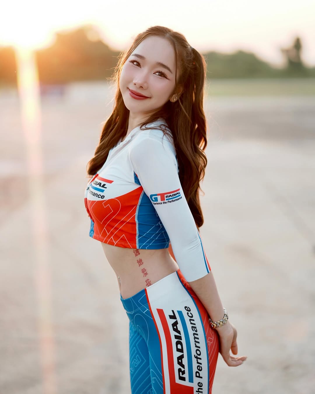 【正妹】kalyanat.ss紧身赛车服赛车场，一种光影与姿态的完美契合！