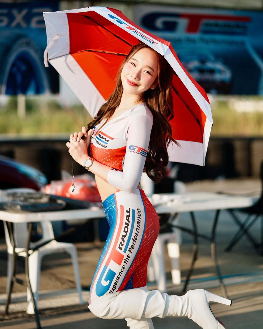 【正妹】kalyanat.ss紧身赛车服赛车场，一种光影与姿态的完美契合！