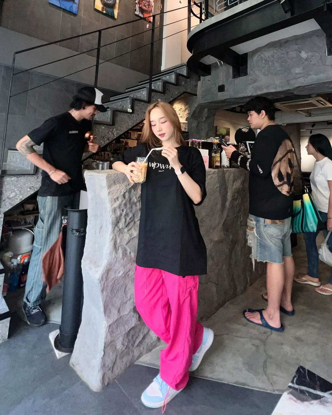 【正妹】kalyanat.ss休闲装奶茶店美照，堪称当下潮流穿搭的典范！