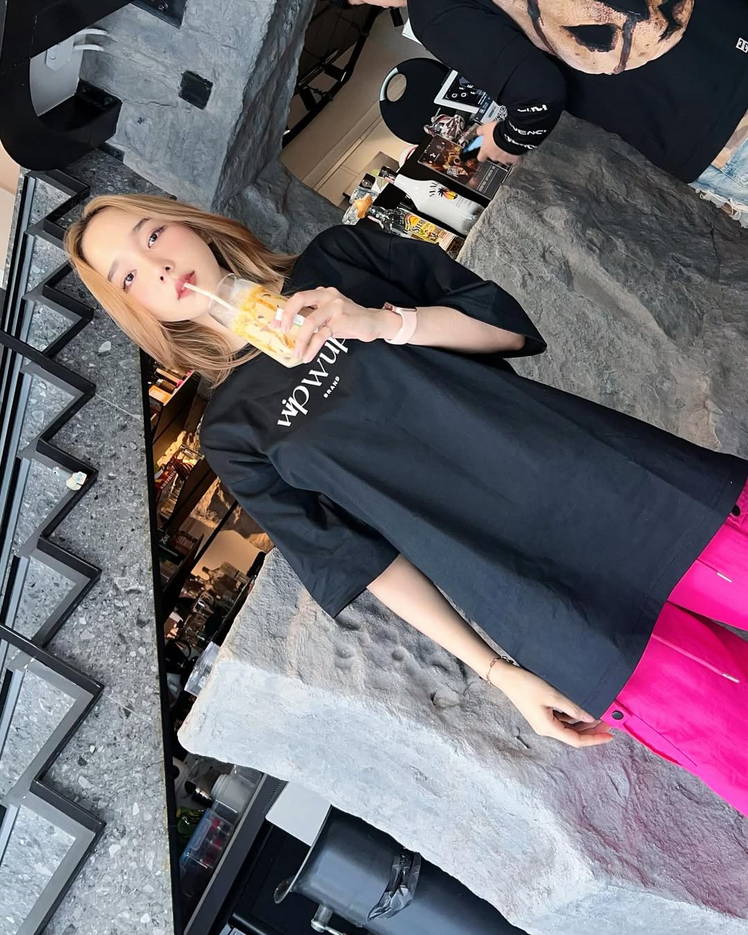 【正妹】kalyanat.ss休闲装奶茶店美照，堪称当下潮流穿搭的典范！