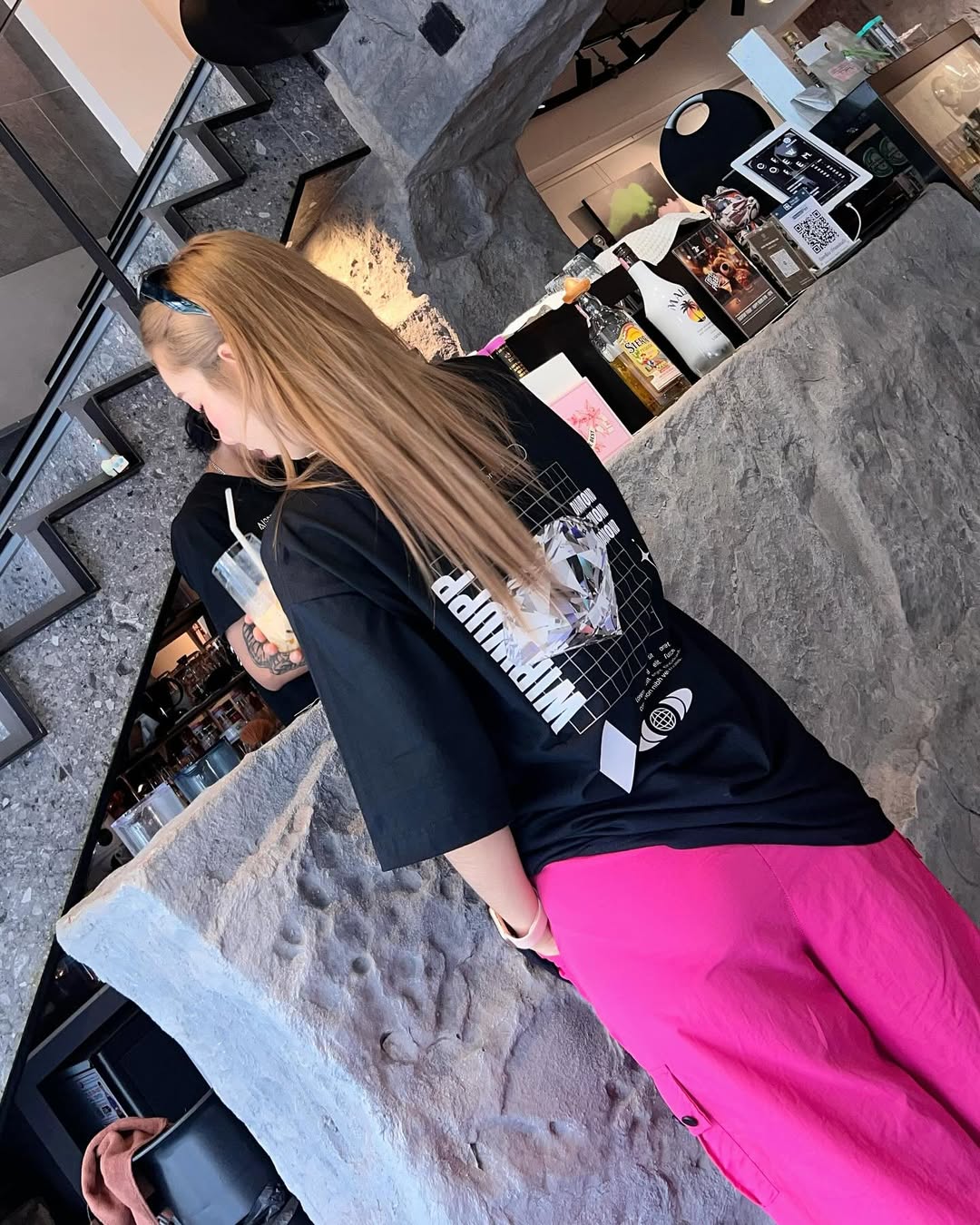 【正妹】kalyanat.ss休闲装奶茶店美照，堪称当下潮流穿搭的典范！