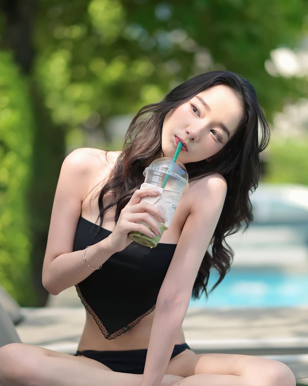 【正妹】kalyanat.ss泳装泳池戏水，低调却有态度的时尚审美！