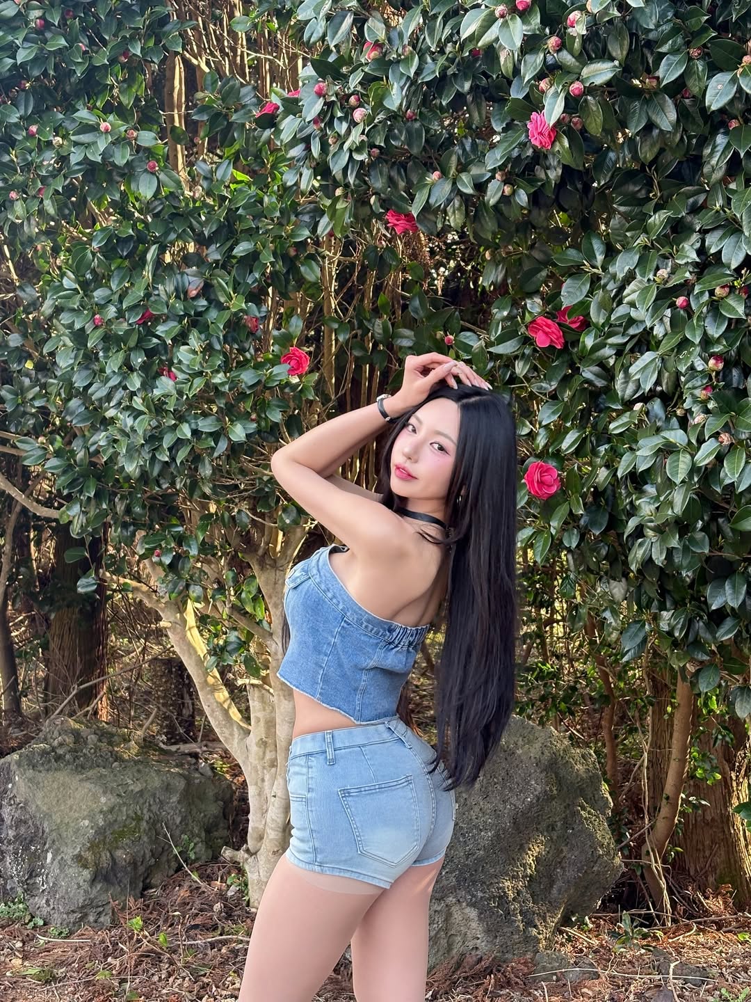 【正妹】圆圆Donggeuran的摄影作品，牛仔抹胸上衣造型惊艳登场！