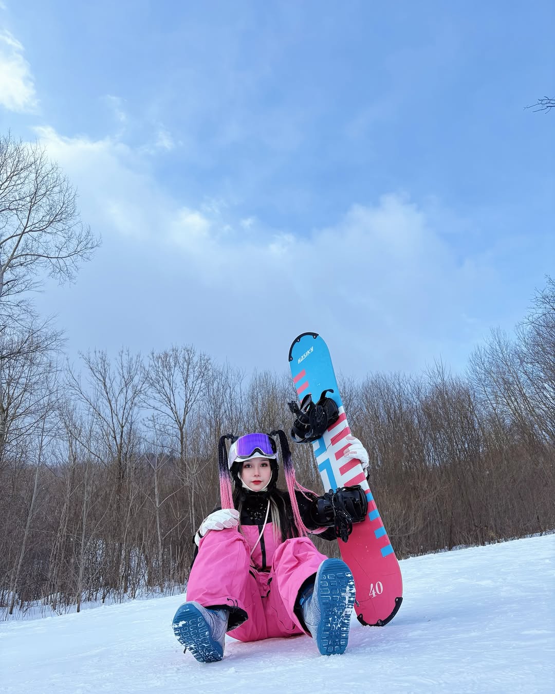 【正妹】可霏Naomi单板滑雪美照，清面带淡淡的笑意！