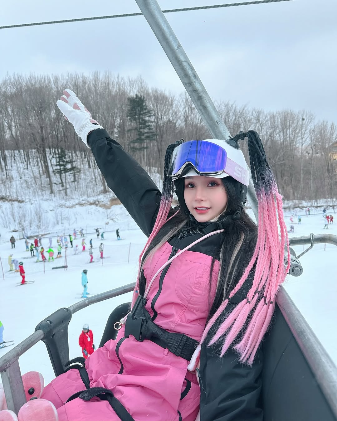 【正妹】可霏Naomi单板滑雪美照，清面带淡淡的笑意！