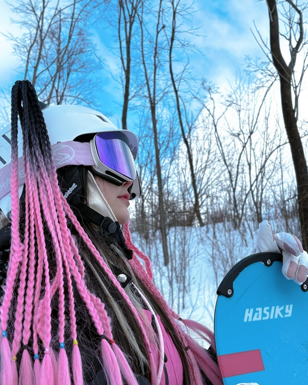 【正妹】可霏Naomi单板滑雪美照，清面带淡淡的笑意！