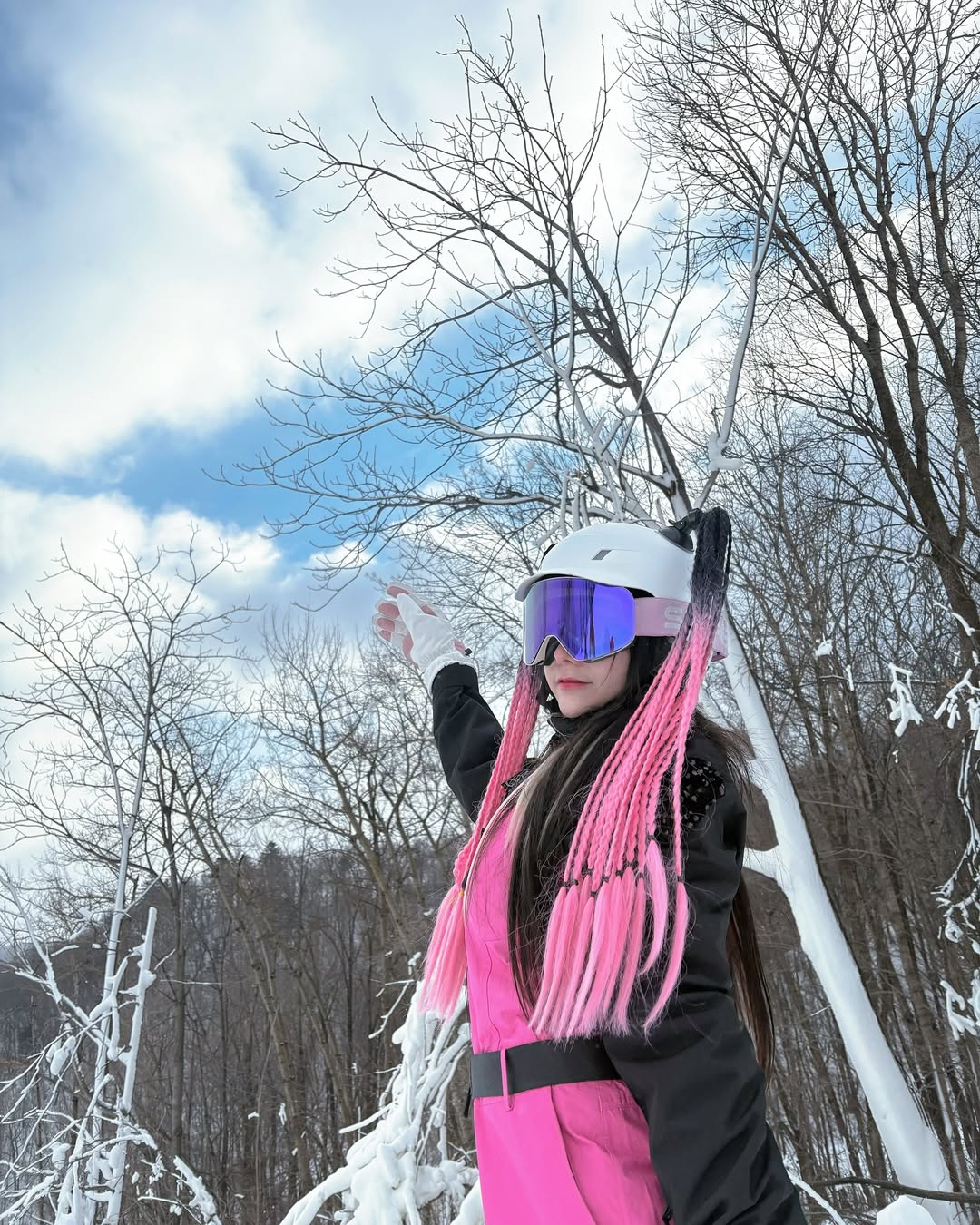 【正妹】可霏Naomi单板滑雪美照，清面带淡淡的笑意！