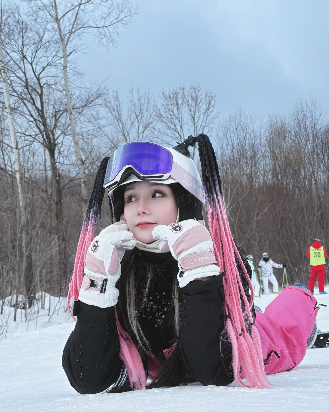 【正妹】可霏Naomi的单板滑雪摆拍纪实，在银白世界里绽放的活力！