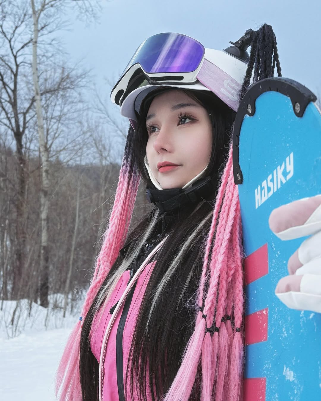 【正妹】可霏Naomi的单板滑雪摆拍纪实，在银白世界里绽放的活力！