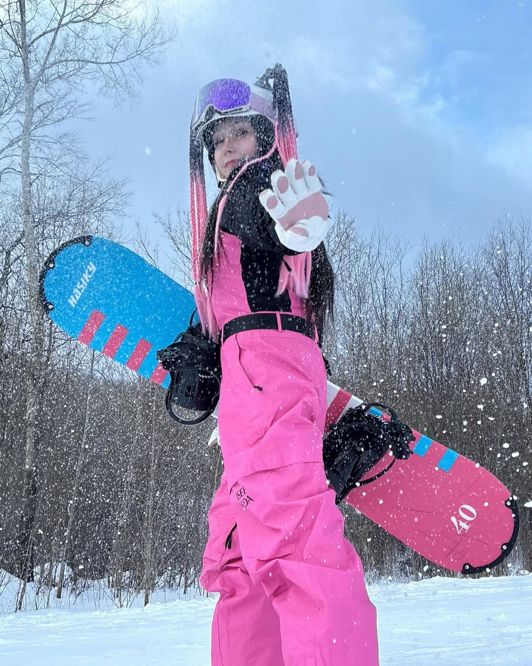 【正妹】可霏Naomi的单板滑雪摆拍纪实，在银白世界里绽放的活力！