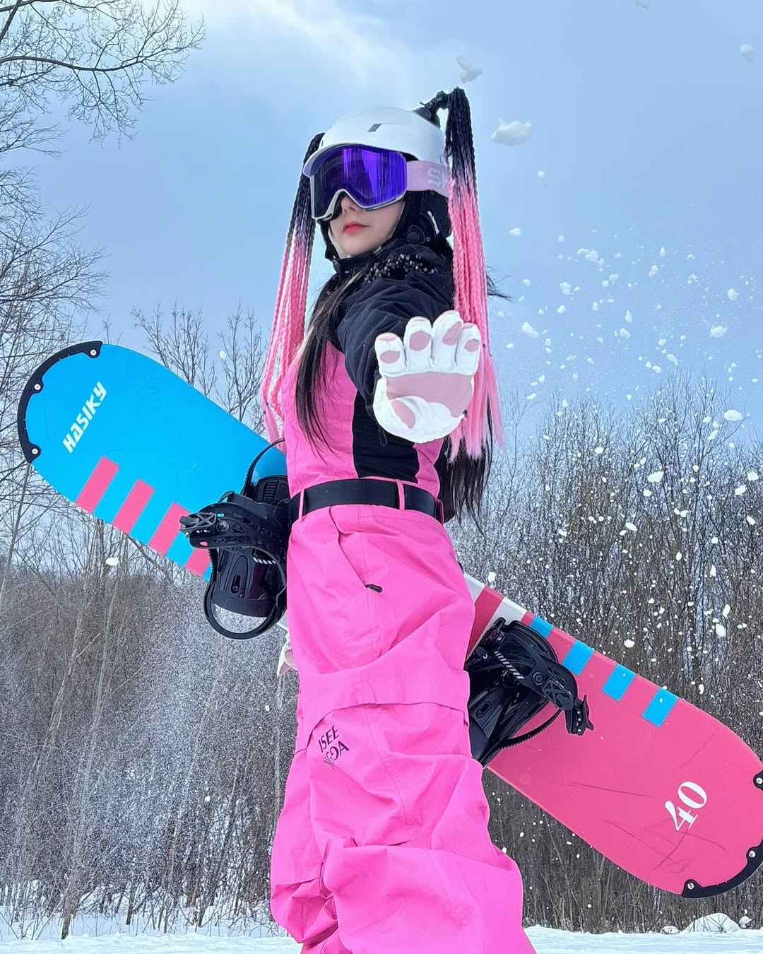 【正妹】可霏Naomi的单板滑雪摆拍纪实，在银白世界里绽放的活力！