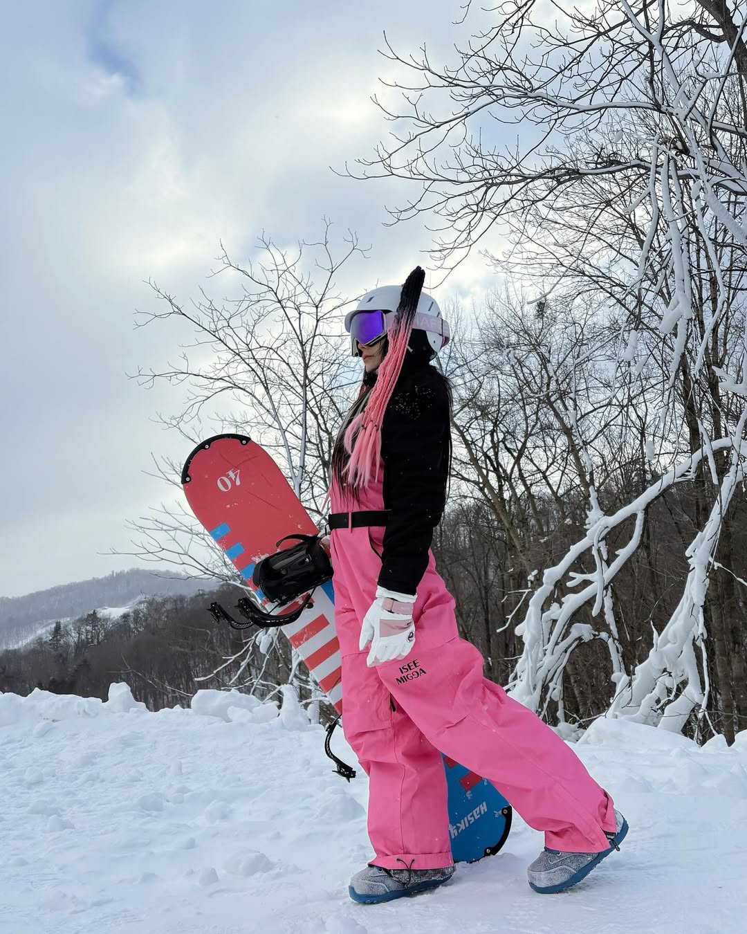 【正妹】可霏Naomi的单板滑雪摆拍纪实，在银白世界里绽放的活力！