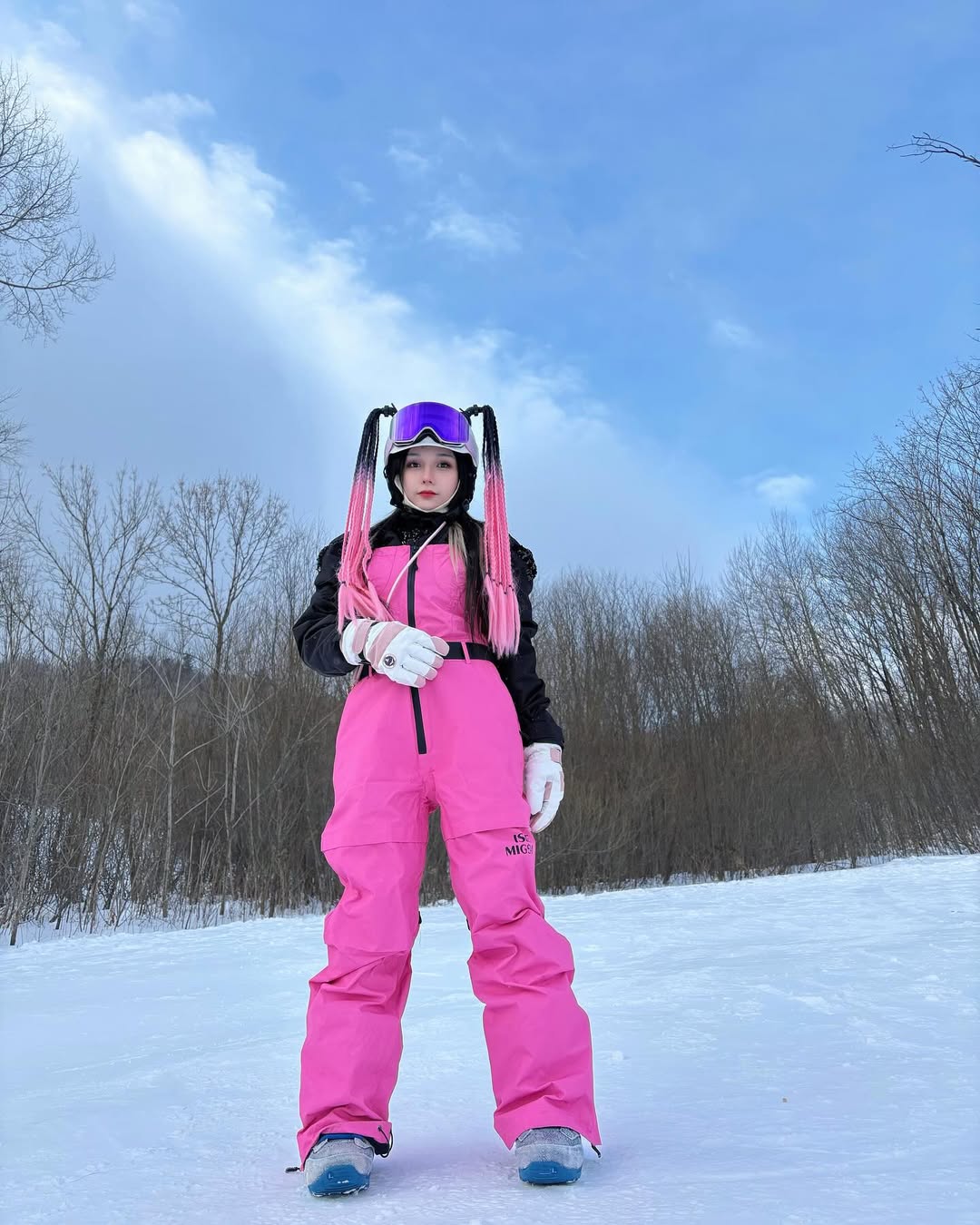 【正妹】可霏Naomi的单板滑雪摆拍纪实，在银白世界里绽放的活力！