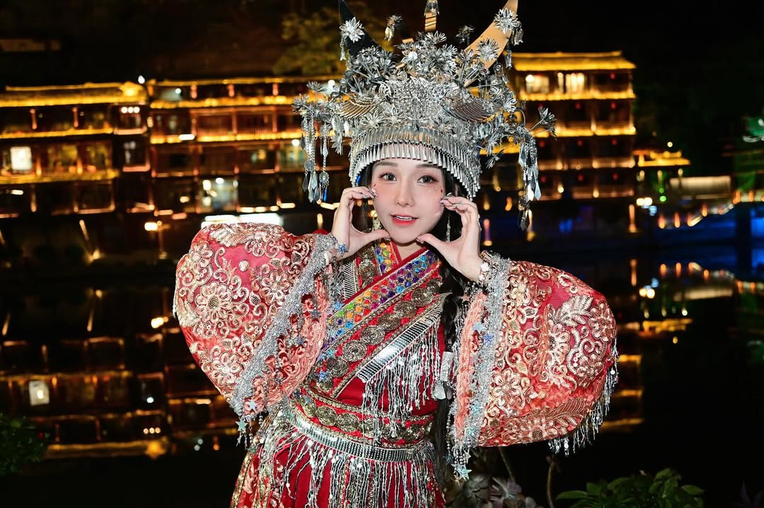 【正妹】可霏Naomi与苗族服饰，美得让人心动的文化画面！